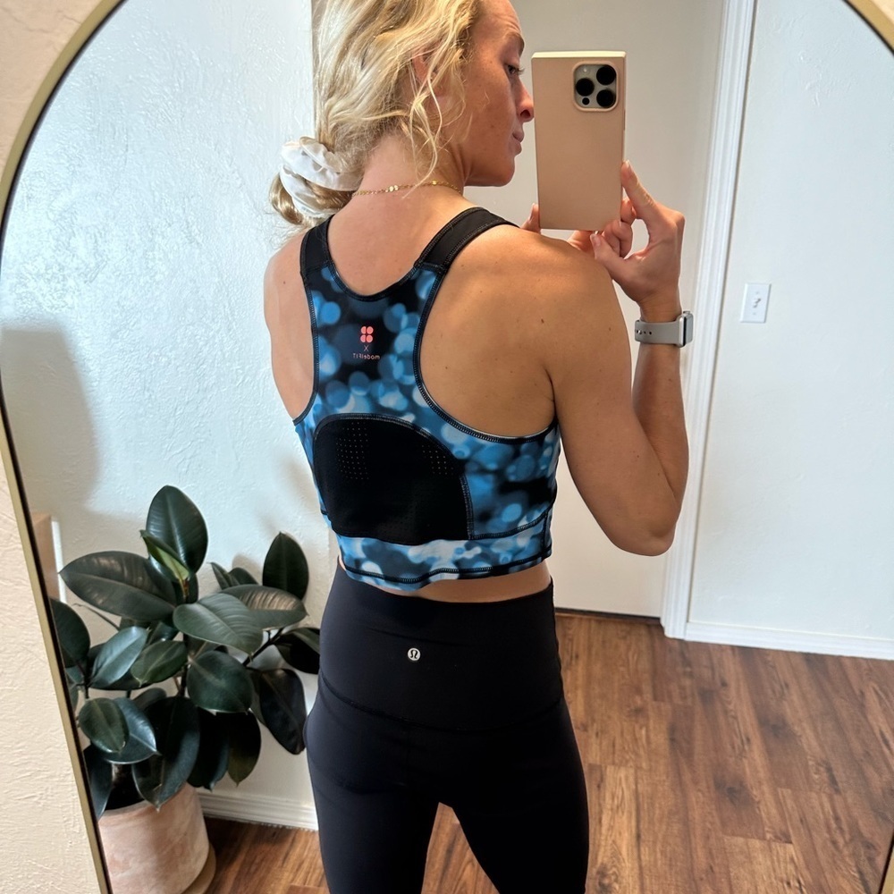 🌟SALE🌟 Sweaty Betty blue crop top size medium​​​​​ - Picture 2 of 6